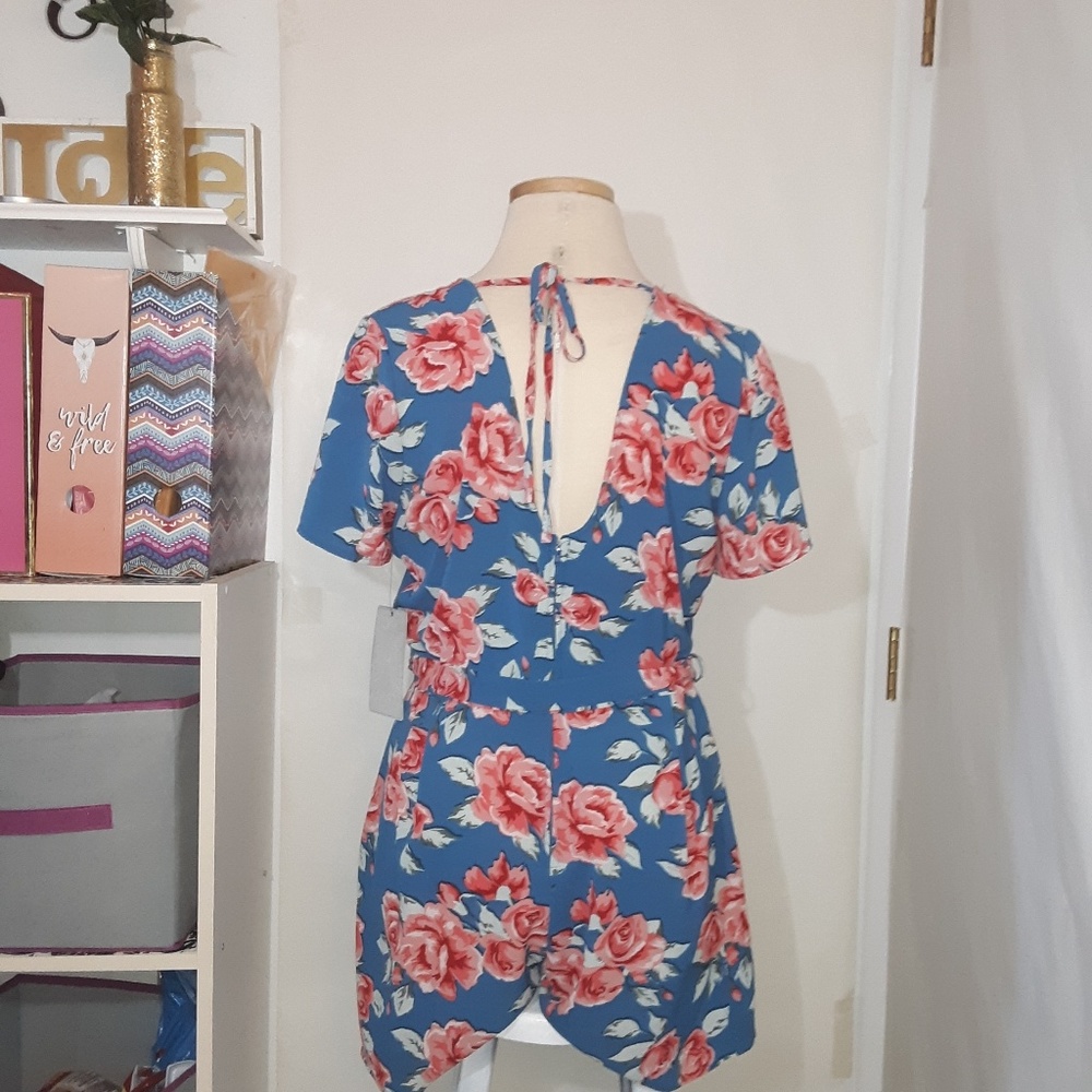 ๐Boutique Floral Romper - Picture 4 of 7